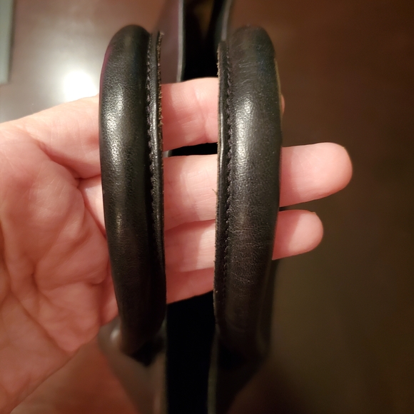 Hirofu Elegant Black Leather Tote Bag - Picture 2 of 15